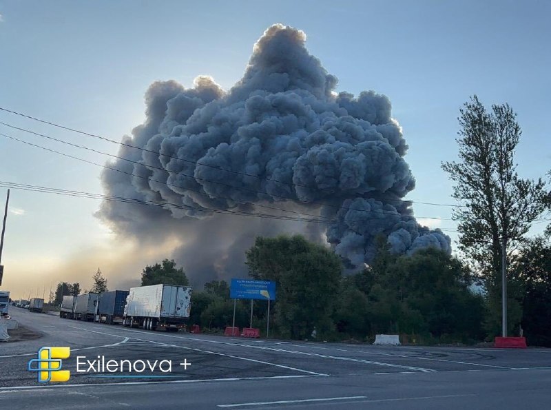 ❗️Ukrainian attack drones struck a Wildberries warehouse in Krasny Bor, Leningrad region, setting the 154,000 m² complex on fire.