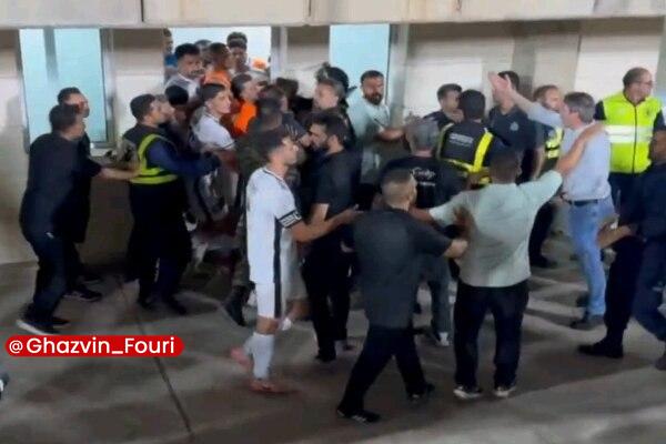 قزوین فوری: درگیری بازیکنان شمس‌آذر قزوین در پایان دیدار با آلومینیوم اراک🔹در انتهای دیدار شمس‌آذر قزوین و آلومینیوم اراک، بازیکنان 