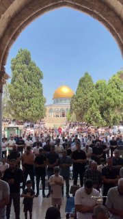 במקביל לציון 57 שנה לשריפתו... עשרות אלפים מקיימים תפילת יום שישי במסגד אל-אקצא המבורך