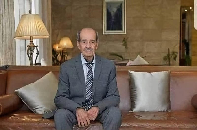 گروه ادبی کاژه: 🔴 کۆچی دوایی ڕۆماننووس و چیرۆکنووسی کورد مامۆستا حسێن عارف🔹 بە پێی هەواڵەکان، دۆینێ شەو ڕۆماننووس و چیرۆکنووسی کورد مامۆ