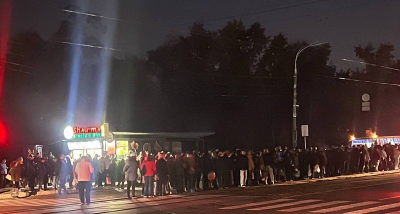 ‼ קריסת התחבורה נמשכת: מאות אנשים מסתערים על אוטובוסים שמנסים להגיע הביתה לאחר שביתות רוסיה בגשר הדרומי והש…