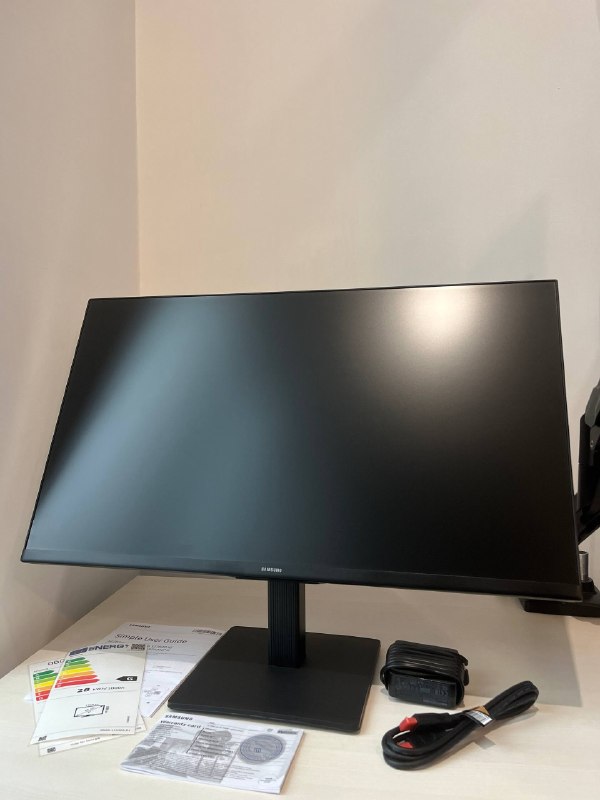 Продам Монитор Samsung Essential S3