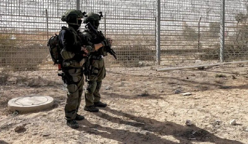 ערוץ 15 עברית: צעיר מצרי נעצר על התגנבות הגבול בלילה, לאחר שניסה לחטוף את נשקו של אחד מחיילי ישראל. הוא אמר…