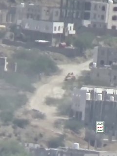 הרגע שבו טנק כוון לריכוזים סעודיים עם טיל מונחה בתימן ביו.קישור/alghadeertv