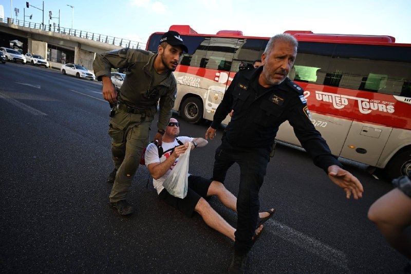 תיעוד: המשטרה מבצעת מעצרים בחסימה באיילון