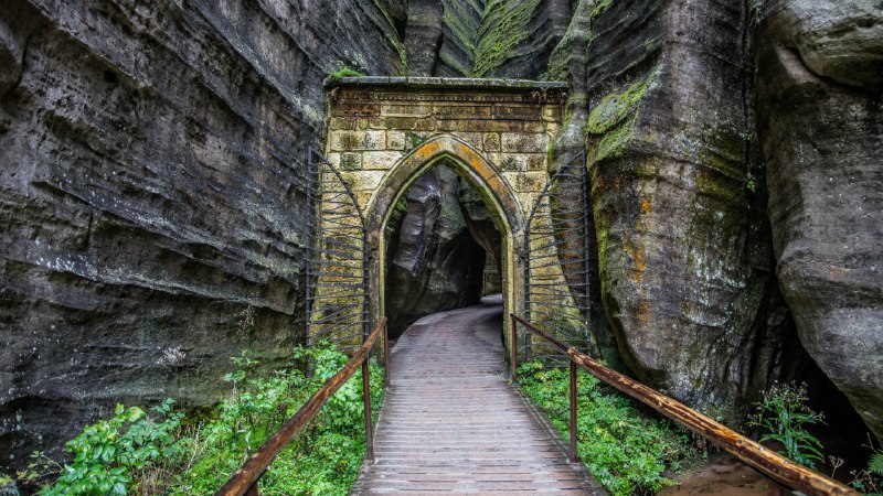 A gateway to stone wondersThe Gothic Gate in the Adršpach-Teplice Rocks, Czechia (© Kseniya_Milner/Getty Images)