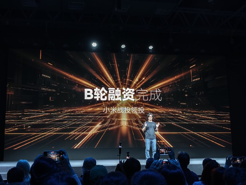 拿到了一束自变量机器人插的花，用时三分钟吧，没有想象中迅捷，但核心的点是视觉模型解决了对不规则物体的稳定操作，也无需遥控和编程，慢点，但它能搞定