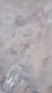 סרטון מעניין שפורסם המיוחס לחור בקוטר שנוצר לאחר מתקפת טילי האנסארולה האחרונה על מחנה סלאחודין במערב עדן. ח…