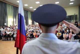 Более 1300 часов пропагандистских предметов сохраняется в школах РФ. История вытесняет языки и обществознание, а военная подготовка занимает все больше местаЗа 11 лет учебы школьники проведут более 1300 часов на предметах, которые власти используют для иде