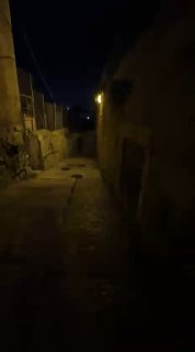 פלסטיני מתעד את צעדיו אל מסגד אל-אקצא המבורך מסמטאות העיר העתיקה בירושלים, במקביל לקריאה לתפילה עם עלות השח…