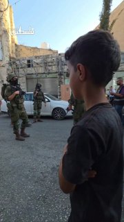 طفل فلسطيني يواجه جنوداً في اقتحام البلدة القديمة بالخليل