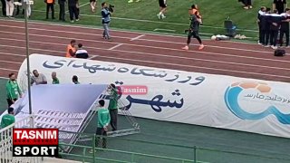 חמיד פרספוליסי"; עידוד מיוחד לאוהדים האדומים עבור לאק אוהדי פרספוליס עודדו את חאמד לק, שוערו של אהוזי אדומי…