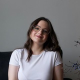 Катя читает книги