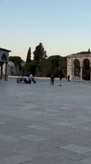 מתפללים נהרו לקיים את תפילת המגריב במסגד אל-אקצא המבורך.