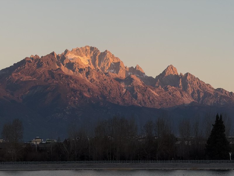 淡季的丽江有些过于美好了原来玉龙雪山距城区不过半小时车程原来全城的每一个角落都能看到雪山在空旷的中济海公园悠闲地散步在没有人的束河古镇听水草流水在文化深厚的木府里喝一杯滇红在酒店屋顶伴着日落吃一顿烧烤在清溪水库的冷风里看一场日出在忠义市场里吃到撑买到拿不动有雪山的地方容易让人思绪飘散不知AI是何物怪不得赵雷说再也不要去丽江了淡季的丽江有些过于美好了原来玉龙雪山距城区不过半小时车程原来全城的每一个角落都能看到雪山在空旷的中济海公园悠闲地散步在没有人的束河古镇听水草流水在文化深厚的木府里喝一杯滇红在酒店屋顶伴着日落吃一顿烧烤在清溪水库的冷风里看一场日出在忠义市场里吃到撑买到拿不动有雪山的地方容易让人思绪飘散不知AI是何物怪不得赵雷说再也不要去丽江了