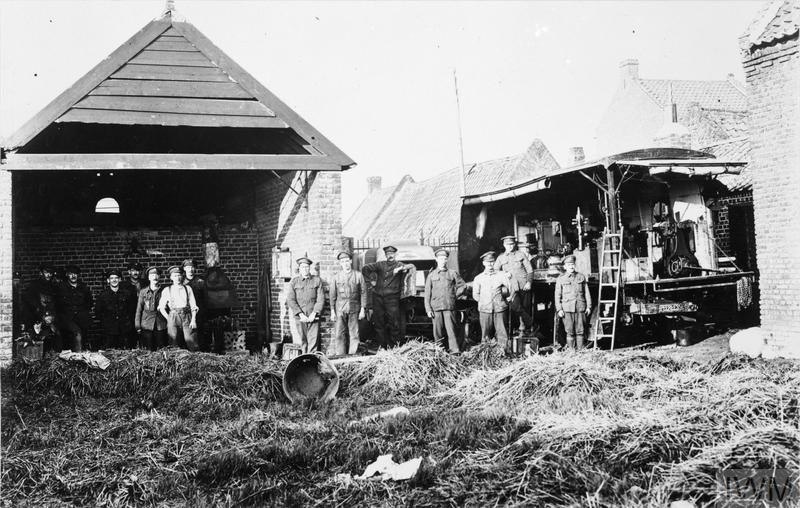 עם היסטוריה 30 באוקטובר 1918. חנות תיקונים ניידת של שיירת האמבולנס הסקוטי ה-8 במהלך מתקפת מאה הימים של בעלו…