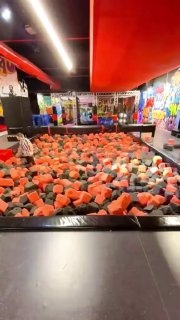 Ever wondered how foam pits get cleaned? 🤔 Thousands of foam cubes have to be removed, cleaned, and sometimes replaced. Did you know? 🎓