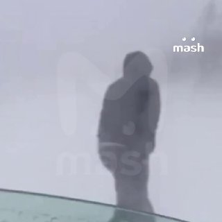 Аномальный снегопад с метелью и ветром до 23 м/с обрушился на ЯНАО. В Ноябрьске за ночь выпало больше 60 см снега — это почти в три раза выше майской нормы. Сугробы местами достигают трёх метров.Из-за непогоды в Ноябрьске почти невозможно было вызвать такс