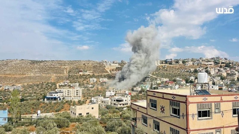 ערימות עשן כבדות עולות לאחר הפצצת שני בתים לאסירים איברהים וזכריה דאוד בעיירה ביתא שמדרום לשכם.