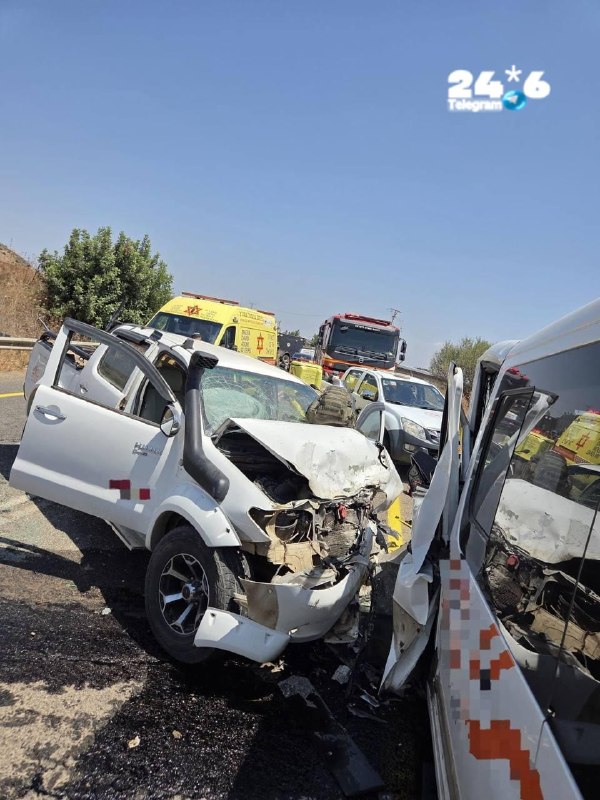 🇮🇱 שני בני אדם נפצעו בתאונת דרכים בצפון ישראל. התנגשות בין רכב ומיניבוס אירעה בכביש 886 ליד רמות נפתלי בג…