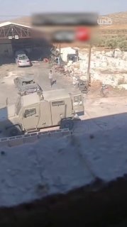 לאחר עינויים והתעללות בו, צבא הכיבוש משליך עצור פלסטיני לרחוב הראשי של הכפר אל-מוג'יר, צפונית מזרחית לרמאללה.