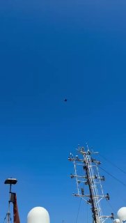 מטוס הקרב הרומני F-16 ירה את תותח הוולקן שלו בקוטר 20 מ"מ לעבר מזל"ט ימי קטן עמוס בחומרי נפץ שנסחף ליד פלטפ…