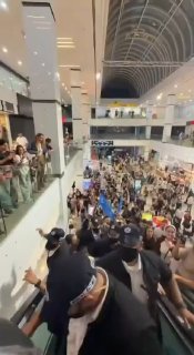 בנגוויר במרכז מסחרי ראשון לציון: "תתעוררו". המדינה בסכנה!" איתמר בנגוויר, השר לביטחון לאומי של ישראל, בעת ש…