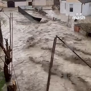 Поток воды смыл жилой дом в Дагестане, есть угроза обрушения семиэтажки. Жителей экстренно эвакуируют — потопом размыло фундамент трёх зданий в Махачкале.По данным Mash, власти перекрыли улицы Петра I и Расула Гамзатова. В город нельзя въехать с севера. На