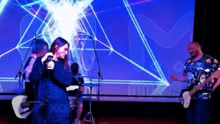 Ах****о бл***, теперь ещё и этот палец раз****л!Серьёзнейшая экзема на пальцах бас-гитариста Дмитрия Оганяна могла развиться от постоянного контакта с никелем.На концерте от февраля 2026-го, где Оганян играет на басу без специальных накладок — он постоянно