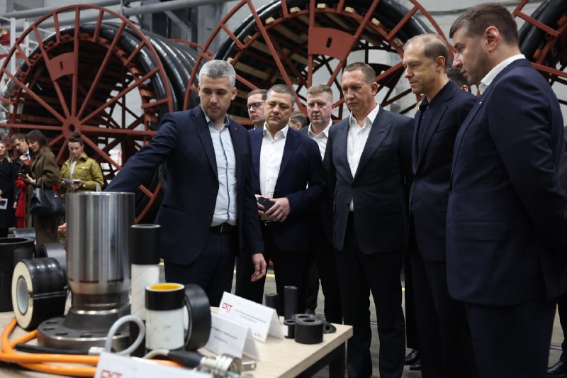 דניס מנטורוב ביקר במפעלי תעשייה של אזור פסקוב סגן ראש הממשלה הראשון ביקר באתרי הייצור של אקרון הולדינג - סב…