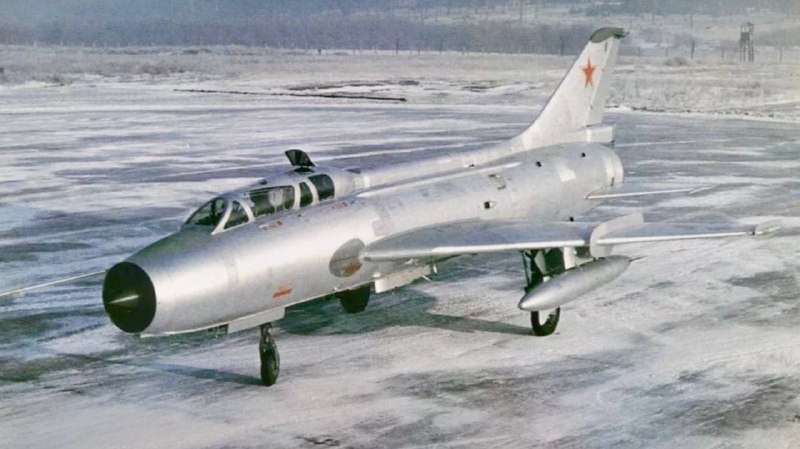 ב-25 באוקטובר 1965, טייס הניסוי יבגני קוזמיץ' קוקושב הטיס לראשונה את מטוס האימון הקרבי הניסיוני סו-7U (מכונ…