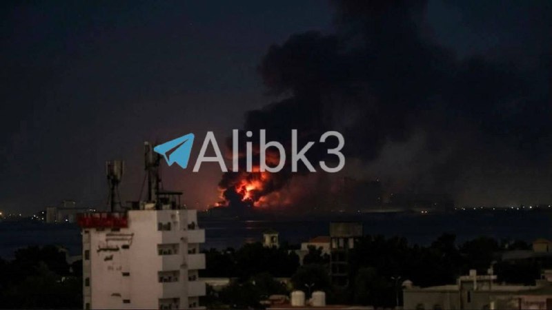 סצנות מעגליות של עמודי עשן עולים בחודיידה