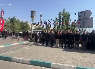 🎦 תמונה של תפילה עבור המנהיג שנהרג ושאר בני משפחתו שנהרגו ברחובות מסביב למסגד