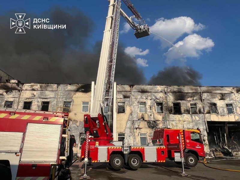 צילומים של תוצאות השביתה במחסן "אורורה" באזור קייב פורסמו על ידי שירות החירום הממלכתי.