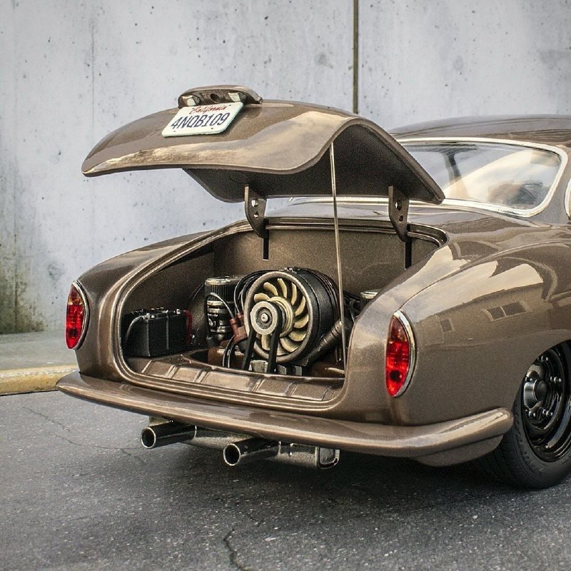 Масштабная моделька Volkswagen Karmann-Ghia 1/24. Колеса, шины, руль, сиденья и двигатель напечатаны 4