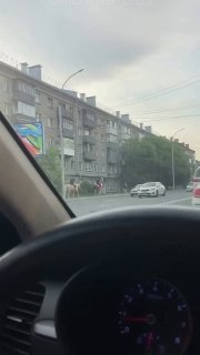 Los rudimentarios rusos están instando a Putin a abandonar la diplomacia mediada por los Estados Unidos y a intensificar la guerra después de que las huelgas profundas ucranianas golpearan Moscú, San Petersburgo y Crimea, informa Reuters. Los comentaristas nacionalistas están pidiendo la plena movilización, bombardeos más pesados, ataques contra el liderazgo de Kiev y ataques contra las fábricas europeas de drones, mientras que el Kremlin ha mantenido hasta ahora conversaciones abiertas.