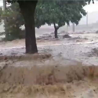 💢 תמונות של השיטפון בעיר רז שבצפון חוראסאן, שגרם להפסקה מוחלטת של הגישה לכביש הכניסה ולפגיעה בתשתיות