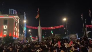 מיליונים נערכים לקבל את ארונו של "האימאם המעונה" בכיכר המחוז