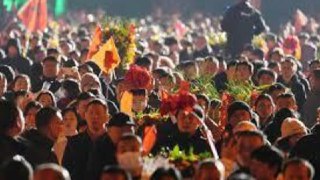 毛泽东生前祸害无数 冥诞日瞻仰者前赴后继这应是正在急速现代化的中国最诡异的一幕，12月26日，中共已故领导人毛泽东132周年诞辰，数万人奔赴其家乡湖南韶山致敬，文革中从早到晚高音喇叭轰鸣不绝的『东方红』，在这里被重新放声歌唱。👉 继续浏览后续：https://rfi.my/CIdx.g