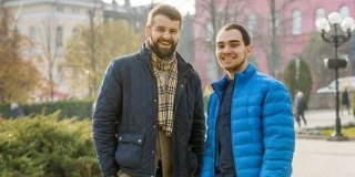 В Украине впервые признали брак двух мужчинВерховный суд Украины признал факт брачных отношений между двумя мужчинами, ЛГБТ-активистами Зоряном Кисем и Тимуром Левчуком. Об этом сообщила организация Insight LGBTQ. Это первый подобный случай.Кись и Левчук ж