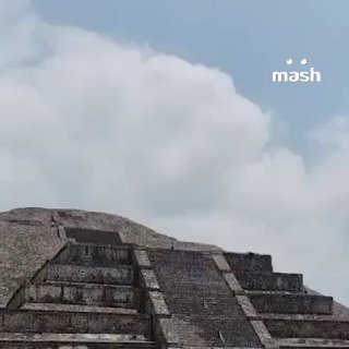 Российский турист и ещё шестеро иностранцев пострадали в результате стрельбы в Мексике. Неизвестный открыл огонь по людям в археологической зоне Теотиуакан.Мужчина с оружием забрался на вершину Пирамиды Луны, открыл огонь по туристам, после чего покончил с