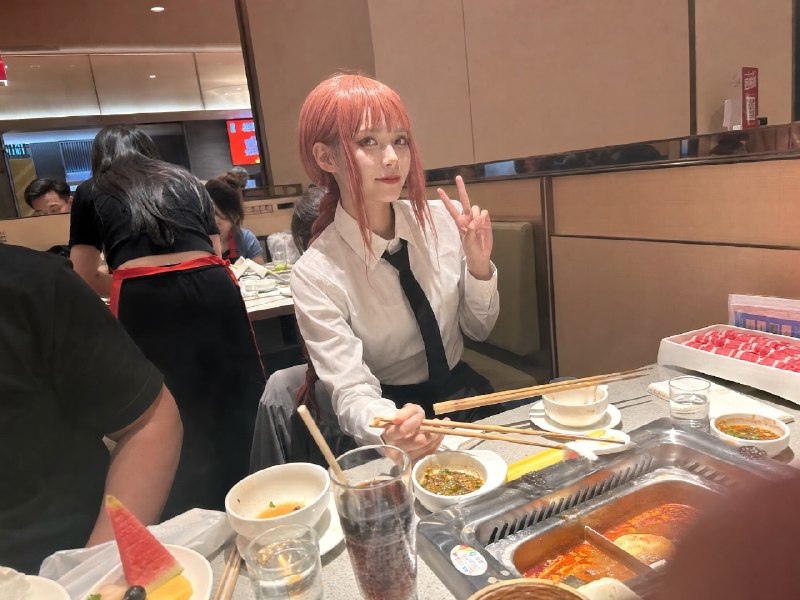 梦里啥都有的AI创意，昨天很多二次元群友的挽尊之作：带喜欢的Coser吃海底系列