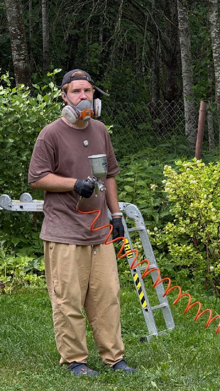 Все дни, когда мы занимались распилом, фрезеровкой и шлифовкой была адская жара. Только начинаешь работу, сразу весь потный, а на тебя еще летит вс... - изображение 1 - день, красить, была