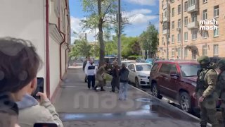 Глеб Калюжный дембельнулся. Вы и не заметили, а уже прошёл год, как он попал в Семёновский полк. Встретить из армии актёра пришли мама с цветами, легендыч Николай Добрынин (Митяй из "Сватов" и папа Бакина из "Молодёжки"), а также другие коллеги по цеху.Кал
