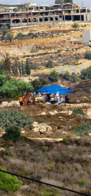 Settlers attack the neighborhood of the house of the Palestinian Muhammad al-Obayat in the eastern area of ​​the town of Umm Safa, northwest of Ramallah.