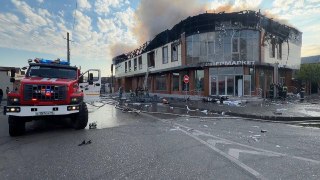 В Чечне из-за атаки дронов пострадали шесть человекВ ночь на 9 мая Чечня попала под атаку беспилотников. Обломки упали на супермаркет и жилые дома, пострадали шесть человек. Об этом пишет «Чечня сегодня». В Грозном обломки упали на здание супермаркета. Пов