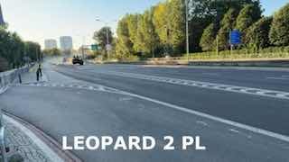 טנקי Leopard 2PL של פולין דוהרים לאורך שדרת ויסלוסטרדה בוורשה במהלך החזרות למצעד יום הכוחות המזוינים ב-15 ב…