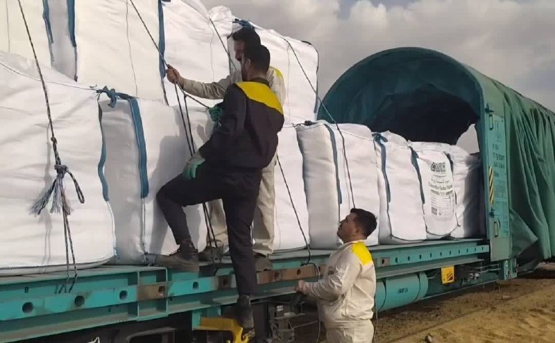 המשלוח הראשון מקו הרכבת העיירה התעשייתית;