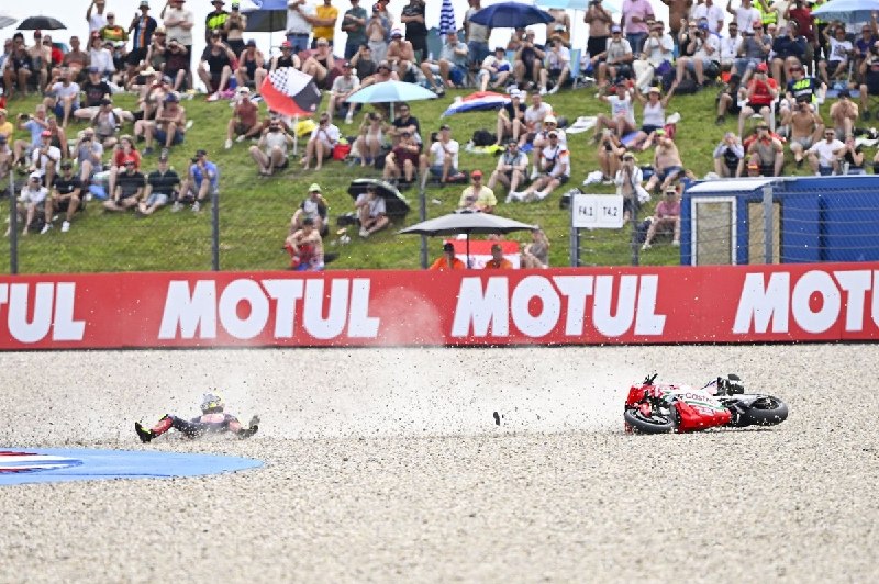 На чемпионате MotoGP в Ассене испанец Хоан Мир умудрился упасть дважды за один у