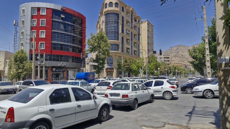 تابناک ایلام |TABNAK: 🔺هم اکنون:قطع برق و نبود پلیس؛ هرج و مرج در چهارراه سیدالشهدا ایلامچهارراه سیدالشهدا ایلام یکی از گره های ترافیکی مرکزی 
